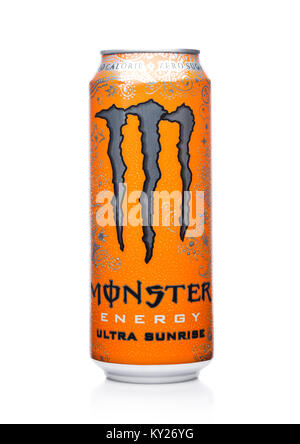 Londres, UK - janvier 02, 2018 : un peut de Monster Energy Drink ultra sunrise sur fond blanc. Introduite en 2002, Monster a maintenant plus de 30 différentes d Banque D'Images