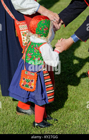 Une petite fille en costume traditionnel au milieu de célébration Banque D'Images