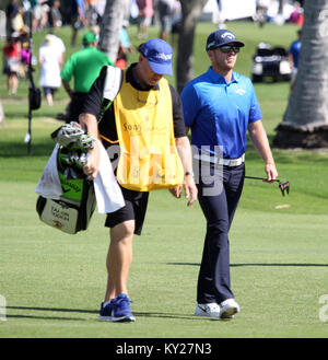Honolulu, Hawaii, USA. 11 janvier 2018 - Talor Gooch monte l'allée du 18e avec son caddy pendant le premier tour de la 20e anniversaire de l'ouverture de Sony à l'Waialae Country Club à Honolulu, Hawaï - Michael Sullivan/CSM Crédit : Cal Sport Media/Alamy Live News Banque D'Images