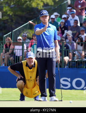 Honolulu, Hawaii, USA. 11 janvier 2018 - Talor Gooch confère avec son caddy sur le 18ème green au cours de la première série du 20e anniversaire de l'ouverture de Sony à l'Waialae Country Club à Honolulu, Hawaï - Michael Sullivan/CSM Crédit : Cal Sport Media/Alamy Live News Banque D'Images