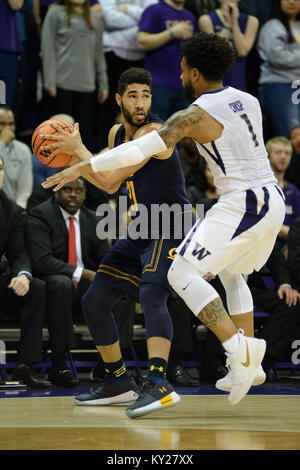 Seattle, WA, USA. Jan 11, 2018. Cal guard Nick Hamilton (21) en action contre l'UW David Crisp (1) au cours d'un CIP12 jeu de basket-ball entre les Washington Huskies et Cal les ours. Le jeu a été joué à Hec Ed Pavilion à Seattle, WA. Jeff Halstead/CSM/Alamy Live News Banque D'Images