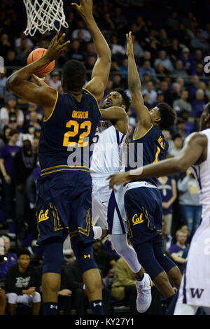 Seattle, WA, USA. Jan 11, 2018. UW guard Jaylen Nowell (5) va jusqu'à un coup de feu contre les défenseurs Cal Darius McNeill (1) et Kingsley Okoroh (22) au cours d'un CIP12 jeu de basket-ball entre les Washington Huskies et Cal les ours. Le jeu a été joué à Hec Ed Pavilion à Seattle, WA. Jeff Halstead/CSM/Alamy Live News Banque D'Images