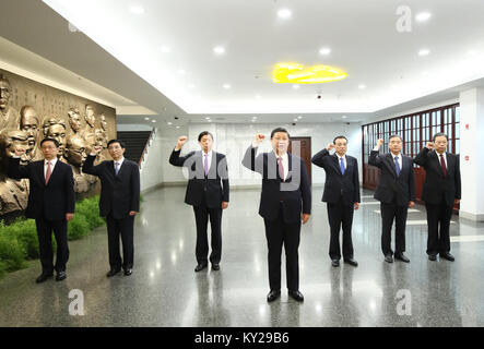 (180112) -- BEIJING, 12 janvier 2018 (Xinhua) -- Xi Jinping (C), secrétaire général du parti communiste de Chine (PCC) Comité Central, qui est aussi le président chinois et le président de la Commission militaire centrale, mène d'autres membres du Comité permanent du Bureau politique du Comité central du PCC Li Keqiang (3R), Li Zhanshu (3L), Wang Yang (2e R), Wang Huning (2L), Zhao Leji (1e R) et Han Zheng pour revoir le serment du PCC lors de la visite du site où le premier Congrès National de la CPP a eu lieu en 1921, à Shanghai, la Chine orientale, le 31 octobre 2017. (Xinhua/Lan Hongguan Banque D'Images