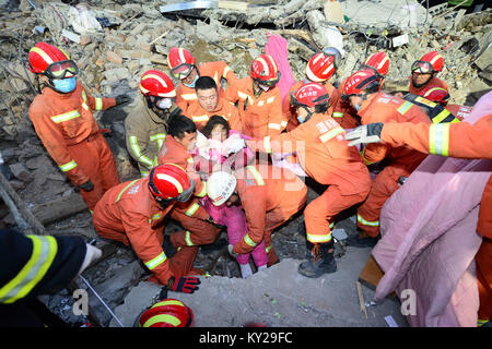 Beijing, Chine. 12Th Jan, 2018. Les sauveteurs tirez une survivante de débris après un immeuble s'est effondré en Wencheng, comté de Wenzhou Zhejiang Province de Chine orientale, le 3 février 2017. Source : Xinhua/Alamy Live News Banque D'Images