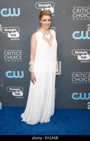 Los Angeles, USA. Jan 11, 2018. Greta Gerwig assiste à la 23e Critics' Choice Awards au Barker Hangar à Santa Monica, Los Angeles, USA, le 11 janvier 2018. - Pas de service de fil - Crédit : Hubert Boesl/dpa/Alamy Live News Banque D'Images