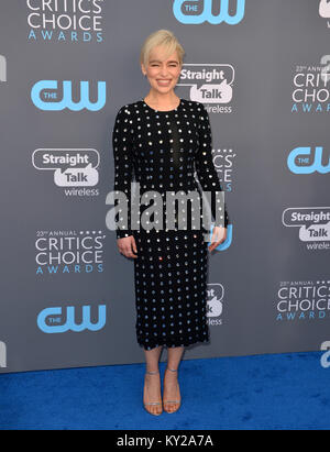 Santa Monica, Californie, USA. Jan 11, 2018. Emilia Clarke à la 23e assemblée annuelle Critics' Choice Awards au Barker Hangar, Santa Monica Photo : Sarah Stewart Crédit : Sarah Stewart/Alamy Live News Banque D'Images