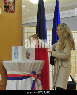 Washington, United States. Jan 11, 2018. Une femme tchèque voix lors du premier tour des élections présidentielles en République tchèque République tchèque Ambassade du Canada à Washington, DC, USA, le Jeudi, Janvier 11, 2018. Crédit : David Svab/CTK Photo/Alamy Live News Banque D'Images