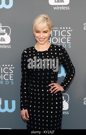 Los Angeles, USA. Jan 11, 2018. Emilia Clarke participe à la 23e Critics' Choice Awards au Barker Hangar à Santa Monica, Los Angeles, USA, le 11 janvier 2018. - Pas de service de fil - Crédit : Hubert Boesl/dpa/Alamy Live News Banque D'Images