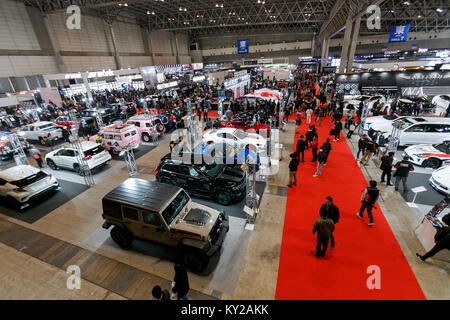 Chiba, Japon. 12 janvier, 2018. Les visiteurs se réunissent au Tokyo Auto Salon 2018 Le 12 janvier 2018, Chiba, Japon. Tokyo Auto Salon est l'une des plus grandes expositions automobiles que présentant les dernières solutions technologiques et de produits pour personnaliser les voitures. Le spectacle se déroule du 12 au 14 janvier au Makuhari Messe Convention internationale complexe. Credit : Rodrigo Reyes Marin/AFLO/Alamy Live News Banque D'Images