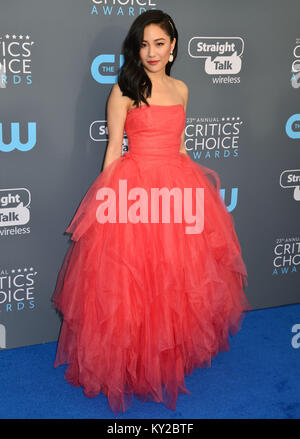 Santa Monica, Californie, USA. Jan 11, 2018. Constance Wu 267 assiste à la 23e Le Critics' Choice Awards au Barker Hangar le 11 janvier 2018 à Santa Monica, Californie Crédit : Tsuni/USA/Alamy Live News Banque D'Images