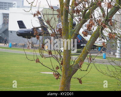 Sheerness, Kent, UK. 12Th Jan, 2018. Le KSS (Kent, Surrey et Sussex) Air Ambulance (G-KSSA) débarqué sur les terrains de l'île de Sheppey Academy Campus Ouest ce matin à juste avant 11h00, avant de prendre de nouveau environ 10 minutes plus tard. Sur la photo : l'atterrissage. Un homme avait fait une chute, mais après avoir été évalué a été transporté à l'hôpital par la route. Credit : James Bell/Alamy Live News Banque D'Images