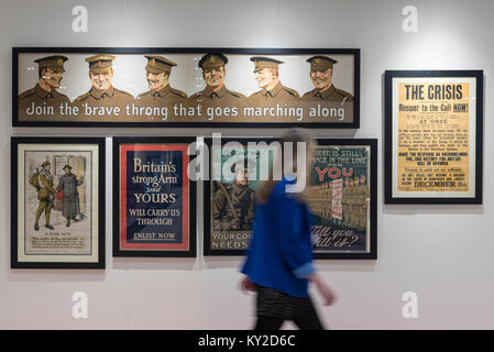 Londres, Royaume-Uni. 12 janvier 2018. La Seconde Guerre mondiale, l'un des posters sur l'affichage à l'aperçu de la London Art Antiquités & Interiors juste à Excel London 12 au 14 janvier 2018. 100 marchands spécialisés sont mettant en vedette plus de 30 000 articles du classique au contemporain. Crédit : Stephen Chung / Alamy Live News Banque D'Images