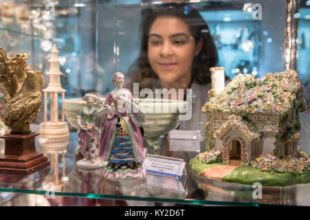 Londres, Royaume-Uni. 12 janvier 2018. Vue d'une femme à l'aperçu des pièces de porcelaine de la London Art Antiquités & Interiors juste à Excel London 12 au 14 janvier 2018. 100 marchands spécialisés sont mettant en vedette plus de 30 000 articles du classique au contemporain. Crédit : Stephen Chung / Alamy Live News Banque D'Images