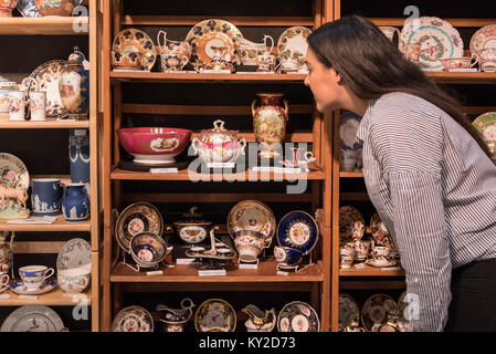 Londres, Royaume-Uni. 12 janvier 2018. Vue d'une femme à l'aperçu des pièces de porcelaine de la London Art Antiquités & Interiors juste à Excel London 12 au 14 janvier 2018. 100 marchands spécialisés sont mettant en vedette plus de 30 000 articles du classique au contemporain. Crédit : Stephen Chung / Alamy Live News Banque D'Images