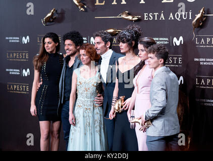 Madrid, Espagne - 11 janvier 2018 : La troupe de la peste dans la présentation de la série télévisée au cinéma Callao à Madrid, Espagne Credit : EnriquePSans/Alamy Live News Banque D'Images