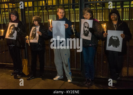 Londres, Royaume-Uni. Jan 11, 2018. Londres, Royaume-Uni. 11 janvier 2018. Une veillée aux chandelles outide l'ambassade des États-Unis a marqué le 16e anniversaire de la torture illégale au camp de Guantanamo Bay où 41 prisonniers sont toujours détenus, principalement détenus indéfiniment sans accusation ni procès et la plupart avec des blessures permanentes de la torture qui permettrait leur libération d'embarras pour le US (et peut-être les autorités britanniques). Les protestataires allumé des bougies devant l'ambassade clôture énonçant "GITMO" et était alors tenue de bougies et de grandes photographies des 41 détenus restants, la plupart montrant eux il y a plus de dix ans à la Banque D'Images