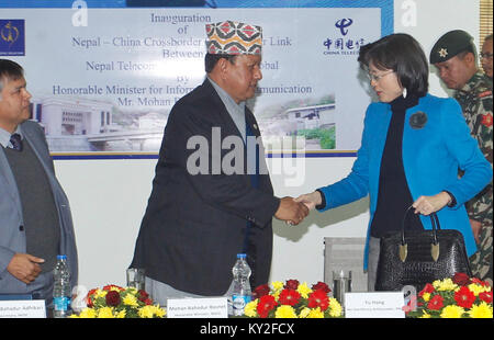 Katmandou, Népal. 12Th Jan, 2018. Le Népal est ministre de l'information et de la Communication Mohan Bahadur Basnet (2L), serre la main avec l'Ambassadeur de Chine au Népal Yu Hong après l'inauguration de Nepal-China la liaison fibre optique à Katmandou, Népal, 12 janvier, 2018. Le Nepal-China la liaison fibre optique est entrée en exploitation commerciale le vendredi. Credit : Pratap Thapa/Xinhua/Alamy Live News Banque D'Images