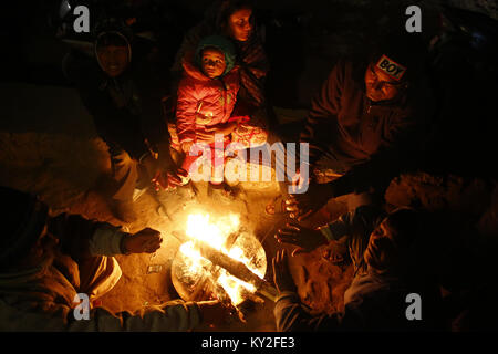 Katmandou, Népal. 12Th Jan, 2018. Les gens s'asseoir à côté d'un feu pour se réchauffer en hiver sur la périphérie de Katmandou, Népal le Vendredi, Janvier 12, 2018. Credit : Skanda Gautam/ZUMA/Alamy Fil Live News Banque D'Images