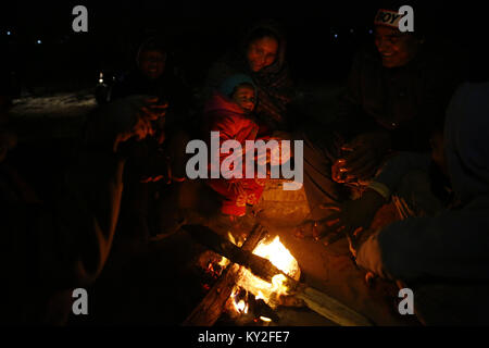 Katmandou, Népal. 12Th Jan, 2018. Les gens s'asseoir à côté d'un feu pour se réchauffer en hiver sur la périphérie de Katmandou, Népal le Vendredi, Janvier 12, 2018. Credit : Skanda Gautam/ZUMA/Alamy Fil Live News Banque D'Images