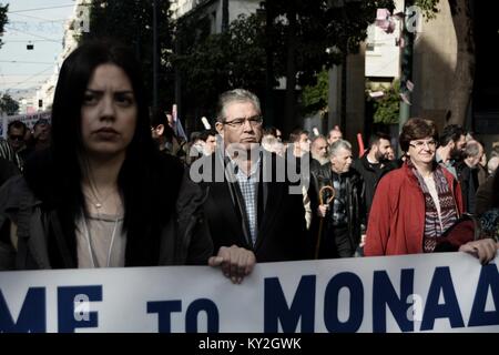 Athènes, Grèce. 12Th Jan, 2018. Le Secrétaire Général du Parti communiste de Grèce, Dimitris Koutsoumpas vu pendant la démonstration par All-Workers (Front militant PAME) contre le vote du nouveau Multibill de la troisième évaluation. Credit : Giorgos Zachos/SOPA/ZUMA/Alamy Fil Live News Banque D'Images