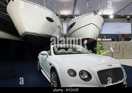 ExCel, Londres, Royaume-Uni. 12 janvier, 2018. Les cinq jours "London Boat Show voit les foules qui fréquentent le jour 3, avec les exposants de fortes ventes de déclaration de renseignements. Bentley sur le stand Princess Yachts à moteur. Une édition limitée Bentley modèle, inspiré par la Princesse est exposée au Princess Yachts stand. La Bentley Continental GT V8 Galene Convertible est l'un de seulement 30 voitures conçu exclusivement pour le Mulliner éditions limitées. Credit : Malcolm Park/Alamy Live News. Banque D'Images