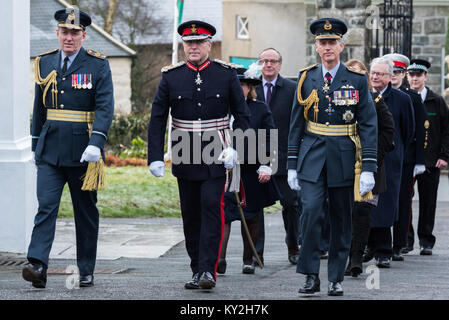 Llanystumdwy, Gwynedd, au Royaume-Uni. 12Th Jan, 2018. UK. Le Commodore de l'air Williams, Agent de l'air au Pays de Galles (L) l'escorter le Lord Lieutenant de Gwynedd (C) et chef de l'état-major de l'air (R) l'Air Chief Marshal Sir Stephen Hillier à la commémoration du premier ministre David Lloyd George's 1917 décision de créer la première force aérienne indépendante en 1918. Crédit : Michael Gibson/Alamy Live News Banque D'Images