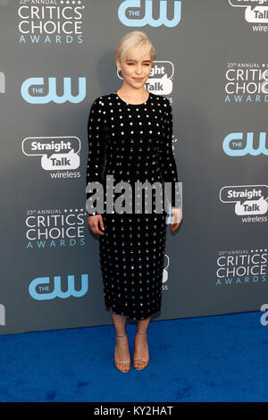 Emilia Clarke participe à la 23e Critics' Choice Awards au Barker Hangar le 11 janvier 2018 à Santa Monica, en Californie. Banque D'Images