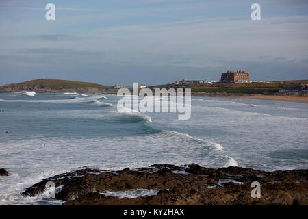 Newquay, Cornwall, UK. 12Th Jan, 2018. Du beau temps et de grosses vagues, faire ressortir les surfeurs sur la côte nord des Cornouailles. Le surf le temps était limité dans les eaux glaciales. Credit : Nicholas Burningham/Alamy Live News Banque D'Images