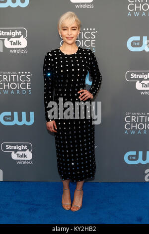 Emilia Clarke participe à la 23e Critics' Choice Awards au Barker Hangar le 11 janvier 2018 à Santa Monica, en Californie. Banque D'Images