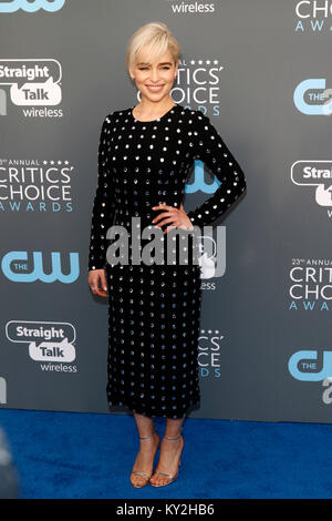 Emilia Clarke participe à la 23e Critics' Choice Awards au Barker Hangar le 11 janvier 2018 à Santa Monica, en Californie. Banque D'Images