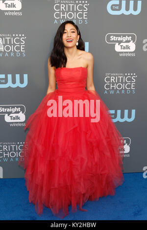 Constance Wu assiste à la 23e Critics' Choice Awards au Barker Hangar le 11 janvier 2018 à Santa Monica, en Californie. Banque D'Images