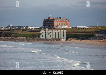 Newquay, Cornwall, UK. 12Th Jan, 2018. Du beau temps et de grosses vagues, faire ressortir les surfeurs sur la côte nord des Cornouailles. Le surf le temps était limité dans les eaux glaciales. Credit : Nicholas Burningham/Alamy Live News Banque D'Images