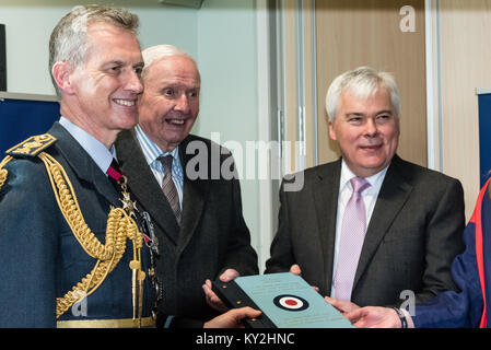 Llanystumdwy, Gwynedd, au Royaume-Uni. 12Th Jan, 2018. UK. Le chef de l'air personnel, Sir Stephen Hillier (L) présente M. Bengy George (C) et M. Philip George (R), avec une anthologie de la formation de la RAF en tant que la RAF, le Lord Lieutenant de Gwynedd, Gwynedd Conseil et le Pays de Galles se souvient de commémorer le premier ministre David Lloyd George's 1917 décision de créer la première force aérienne indépendante en 1918. Crédit : Michael Gibson/Alamy Live News Banque D'Images