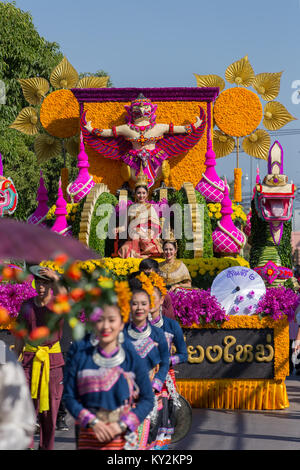 Chiang Mai, Thaïlande - 4 Février 2017 : le défilé des voitures sont décorées avec beaucoup de différentes sortes de fleurs anniversaire pendant le Festival des fleurs de Chiang Mai 2017 Cérémonie d'ouverture. Banque D'Images