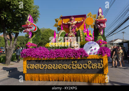 Chiang Mai, Thaïlande - 4 Février 2017 : le défilé des voitures sont décorées avec beaucoup de différentes sortes de fleurs anniversaire pendant le Festival des fleurs de Chiang Mai 2017 Cérémonie d'ouverture. Banque D'Images