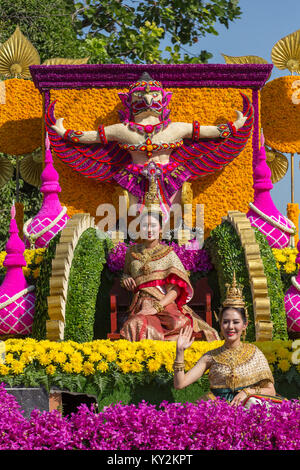 Chiang Mai, Thaïlande - 4 Février 2017 : le défilé des voitures sont décorées avec beaucoup de différentes sortes de fleurs anniversaire pendant le Festival des fleurs de Chiang Mai 2017 Cérémonie d'ouverture. Banque D'Images