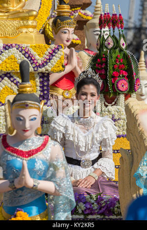 Chiang Mai, Thaïlande - 4 Février 2017 : le défilé des voitures sont décorées avec beaucoup de différentes sortes de fleurs anniversaire pendant le Festival des fleurs de Chiang Mai 2017 Cérémonie d'ouverture. Banque D'Images