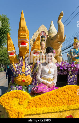 Chiang Mai, Thaïlande - 4 Février 2017 : le défilé des voitures sont décorées avec beaucoup de différentes sortes de fleurs anniversaire pendant le Festival des fleurs de Chiang Mai 2017 Cérémonie d'ouverture. Banque D'Images