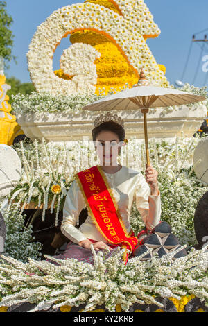 Chiang Mai, Thaïlande - 4 Février 2017 : le défilé des voitures sont décorées avec beaucoup de différentes sortes de fleurs anniversaire pendant le Festival des fleurs de Chiang Mai 2017 Cérémonie d'ouverture. Banque D'Images