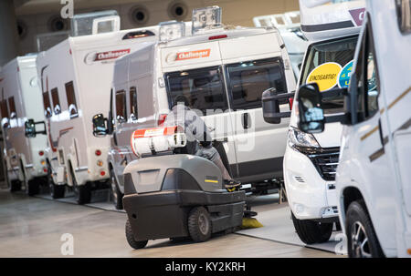 Stuttgart, Allemagne. 12Th Jan, 2018. Un homme nettoie les zones situées entre les caravanes avec un balayeur un jour avant l'ouverture du billet juste 'Caravan Motor Touristik" à Stuttgart, Allemagne, 12 janvier 2018. Environ 2000 exposants, tels que les fabricants et caravane tour opérateurs, présentera de nouveaux produits et services, entre 13 et 21 janvier 2018. Crédit : Sébastien Gollnow/dpa/Alamy Live News Banque D'Images