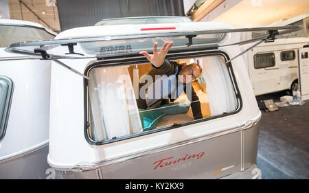 Stuttgart, Allemagne. 12Th Jan, 2018. A Hymer employé ouvre la fenêtre arrière d'une caravane un jour avant l'ouverture du billet juste 'Caravan Motor Touristik" à Stuttgart, Allemagne, 12 janvier 2018. Environ 2000 exposants, tels que les fabricants et caravane tour opérateurs, présentera de nouveaux produits et services, entre 13 et 21 janvier 2018. Crédit : Sébastien Gollnow/dpa/Alamy Live News Banque D'Images