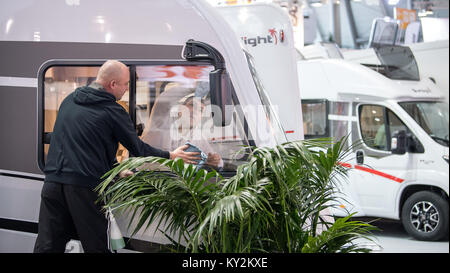 Stuttgart, Allemagne. 12Th Jan, 2018. Deux hommes nettoyer les vitres d'une caravane un jour avant l'ouverture du billet juste 'Caravan Motor Touristik" à Stuttgart, Allemagne, 12 janvier 2018. Environ 2000 exposants, tels que les fabricants et caravane tour opérateurs, présentera de nouveaux produits et services, entre 13 et 21 janvier 2018. Crédit : Sébastien Gollnow/dpa/Alamy Live News Banque D'Images