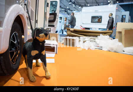 Stuttgart, Allemagne. 12Th Jan, 2018. Un jouet chien se trouve à côté d'une caravane un jour avant l'ouverture du billet juste 'Caravan Motor Touristik" à Stuttgart, Allemagne, 12 janvier 2018. Environ 2000 exposants, tels que les fabricants et caravane tour opérateurs, présentera de nouveaux produits et services, entre 13 et 21 janvier 2018. Crédit : Sébastien Gollnow/dpa/Alamy Live News Banque D'Images