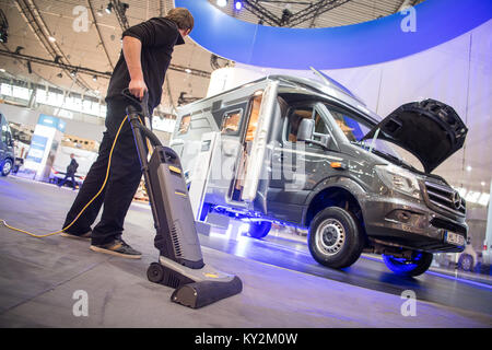 Stuttgart, Allemagne. 12Th Jan, 2018. Un homme nettoie le stand de la caravane Hymer fabricant un jour avant l'ouverture du billet juste 'Caravan Motor Touristik" à Stuttgart, Allemagne, 12 janvier 2018. Environ 2000 exposants, tels que les fabricants et caravane tour opérateurs, présentera de nouveaux produits et services, entre 13 et 21 janvier 2018. Crédit : Sébastien Gollnow/dpa/Alamy Live News Banque D'Images