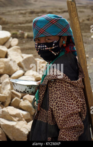 À SHIGATSE, CHINE - CIRCA MAI 2017 Femme sur le terrain Banque D'Images