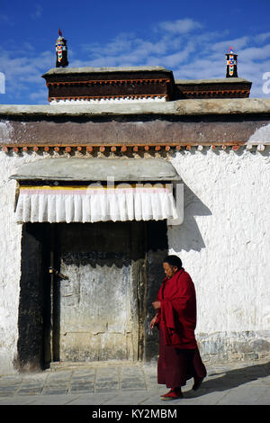 À SHIGATSE, CHINE - CIRCA MAI 2017 Street dans le monastère de Tashilhunpo. Banque D'Images