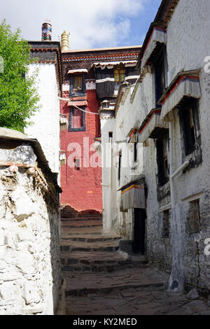 À SHIGATSE, CHINE - CIRCA MAI 2017 Street dans le monastère de Tashilhunpo. Banque D'Images