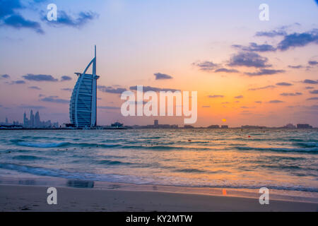 Burj Al Arab Coucher du Soleil - Soirée Shot à partir de la plage d'Umm Suqeim - Dubaï Banque D'Images