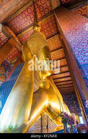 Grand Bouddha couché dans un temple à Bangkok, close-up Banque D'Images