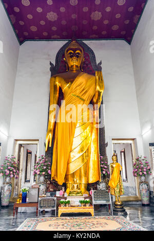 Vue de l'autel dans le temple bouddhiste de Thaïlande - le dieu Bouddha sur l'autel Banque D'Images